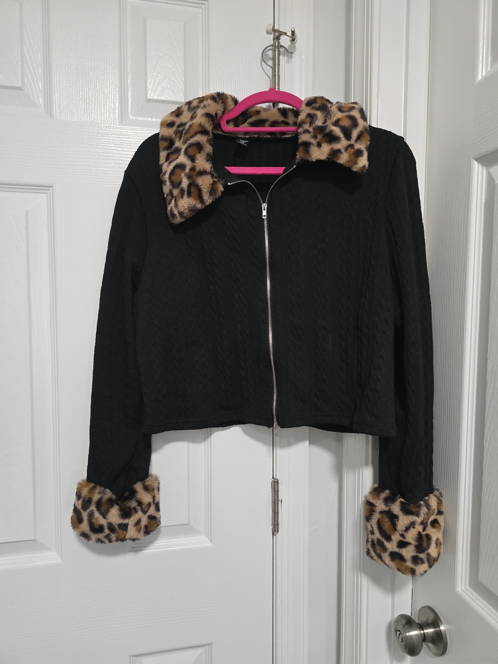 SHEIN Black Crop Sweater with Leopard Faux-Fur Trim